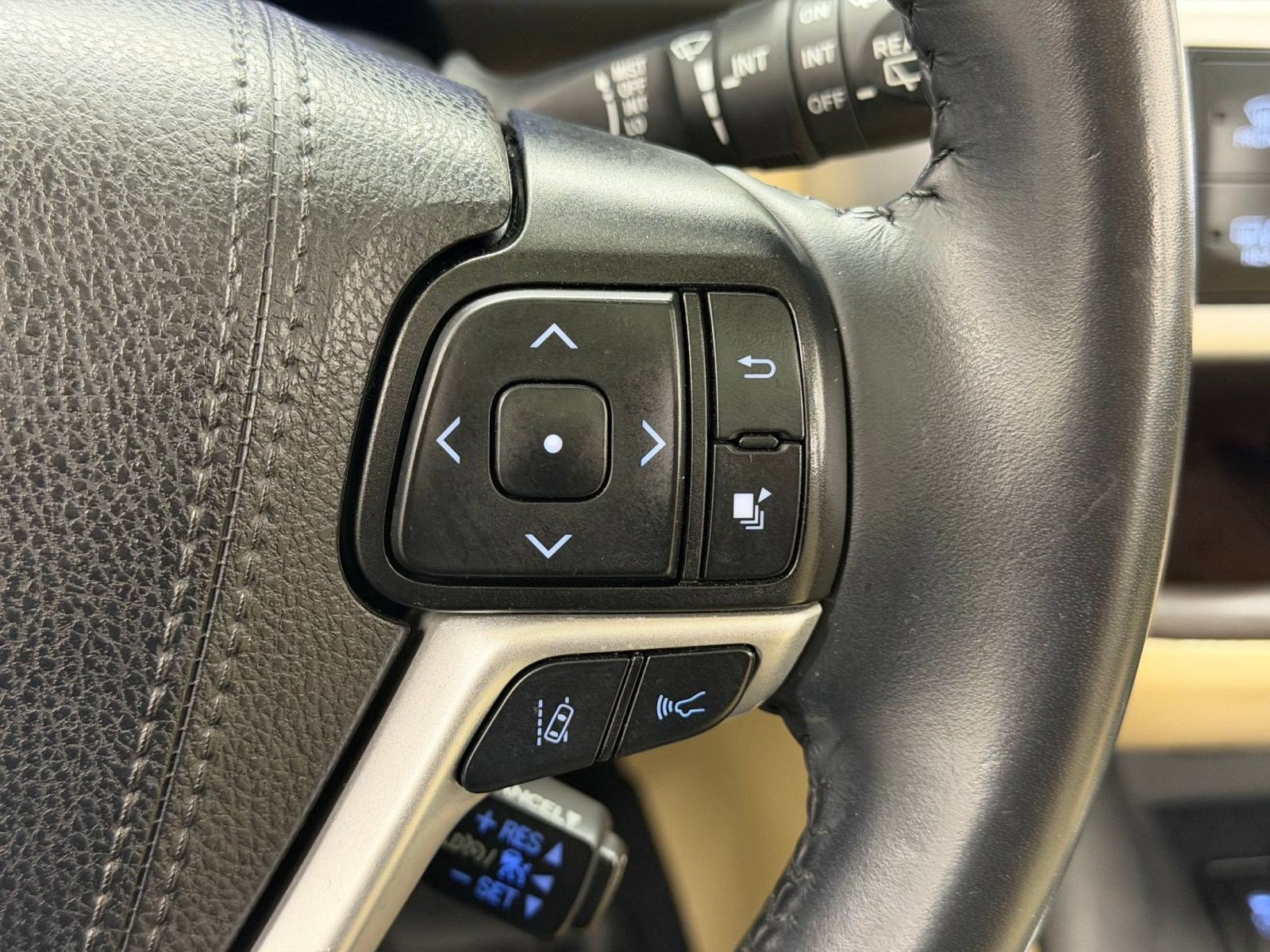 Used 2019 Toyota Highlander XLE AWD/4WD image 30