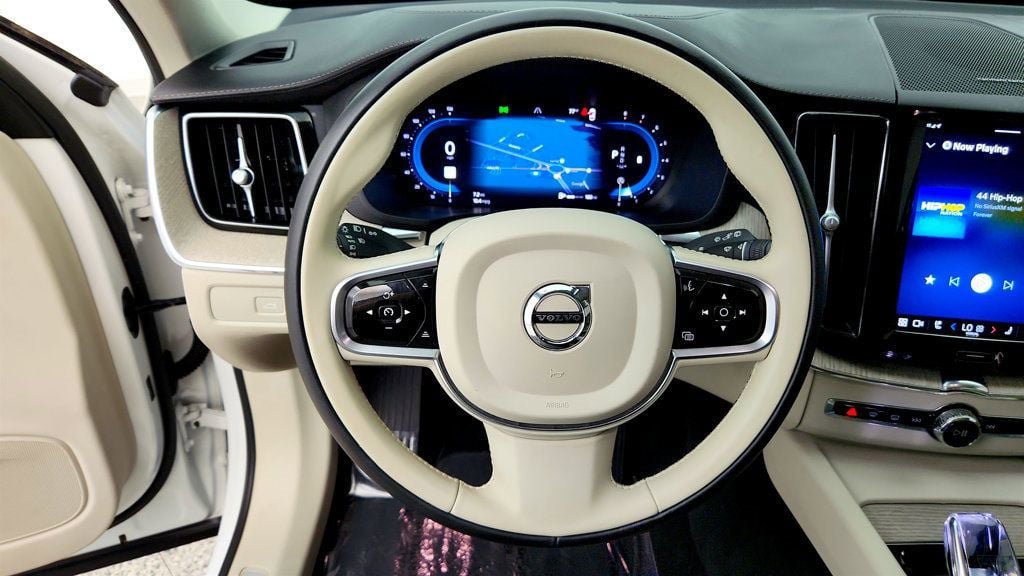 Used 2023 Volvo XC60 B6 Ultimate w/ Climate Package AWD/4WD image 14