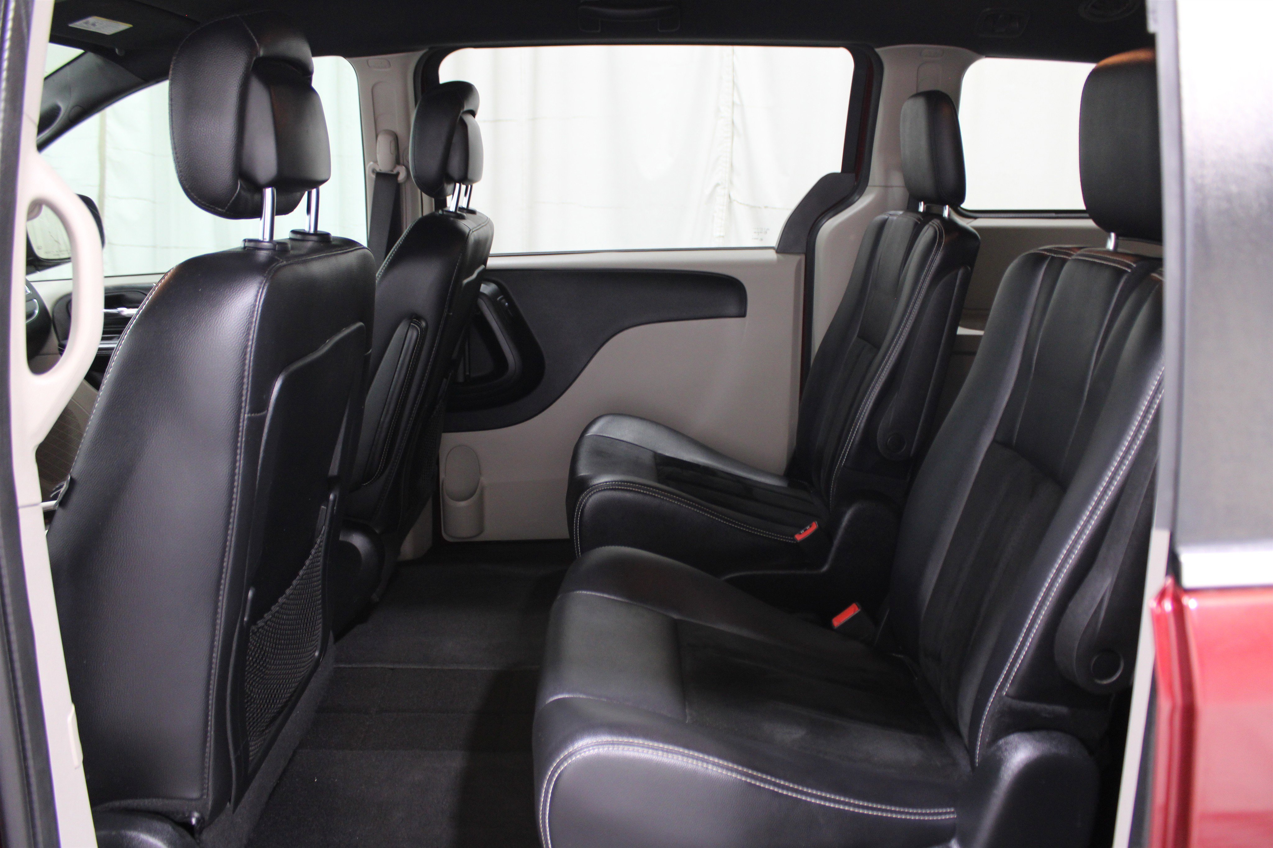 Used 2017 Dodge Grand Caravan SXT image 18