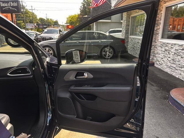 Used 2025 Chrysler Pacifica Select FWD image 11