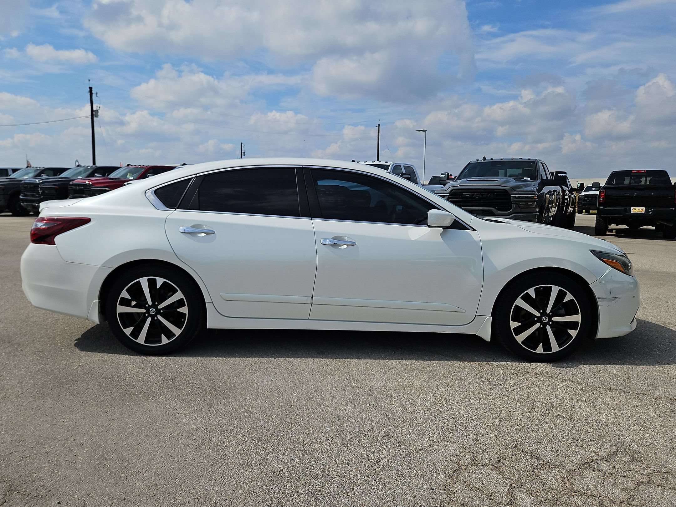 Used 2018 Nissan Altima 2.5 SR FWD image 2