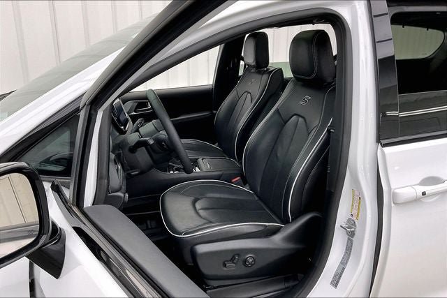 Used 2025 Chrysler Pacifica Limited FWD image 8