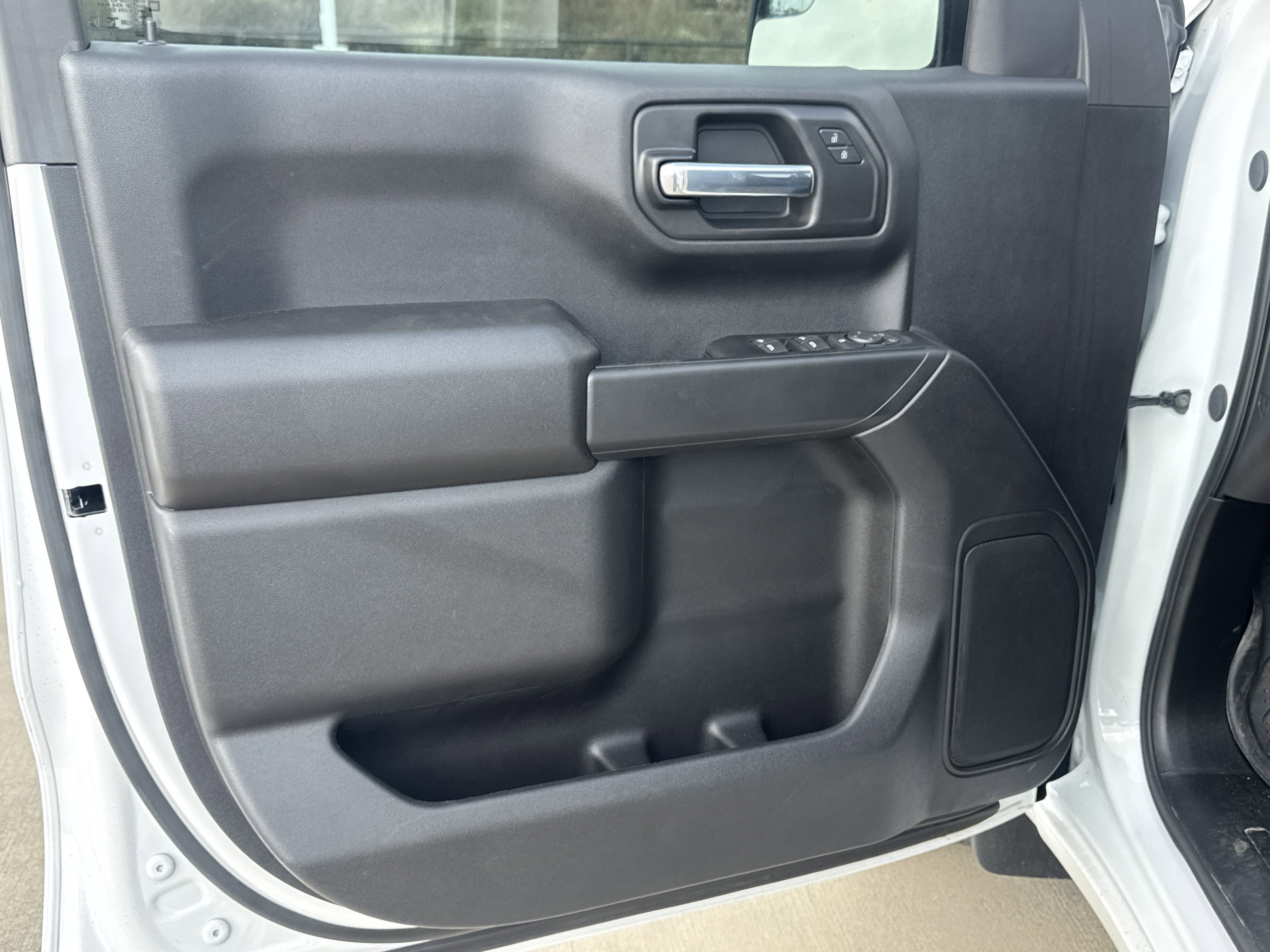 Used 2025 Chevrolet Silverado 1500 Custom image 3