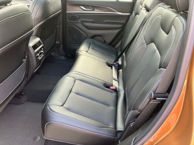 New 2026 Jeep Grand Cherokee Limited w/ Luxury Tech Group II AWD/4WD image 26