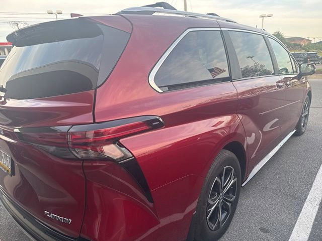 Used 2025 Toyota Sienna Platinum AWD/4WD image 17