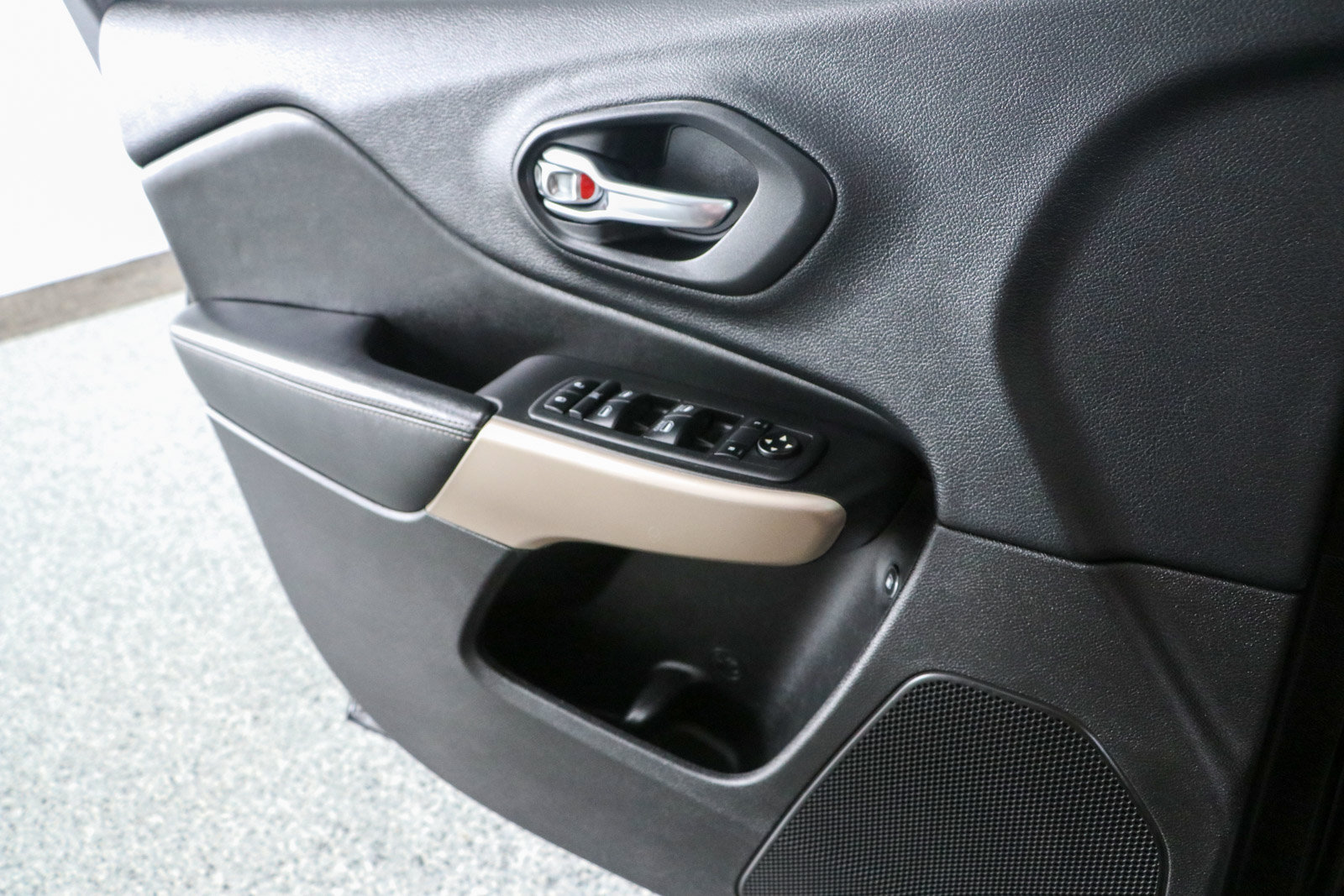 Used 2018 Jeep Cherokee Limited FWD image 21