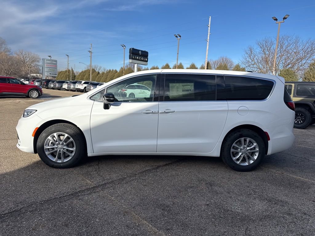 New 2026 Chrysler Pacifica Select AWD/4WD image 4