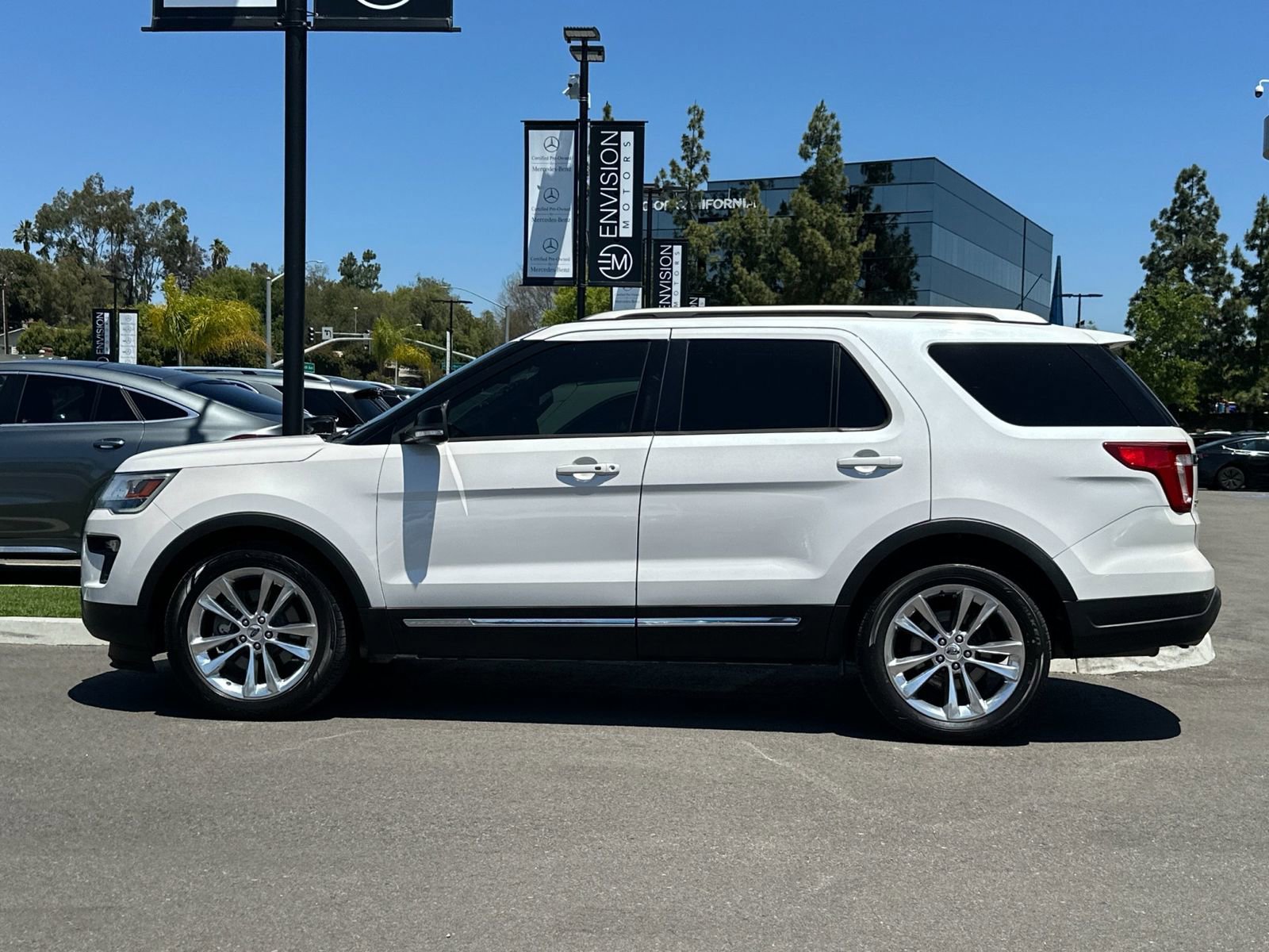 Used 2018 Ford Explorer XLT w/ Equipment Group 202A FWD image 6