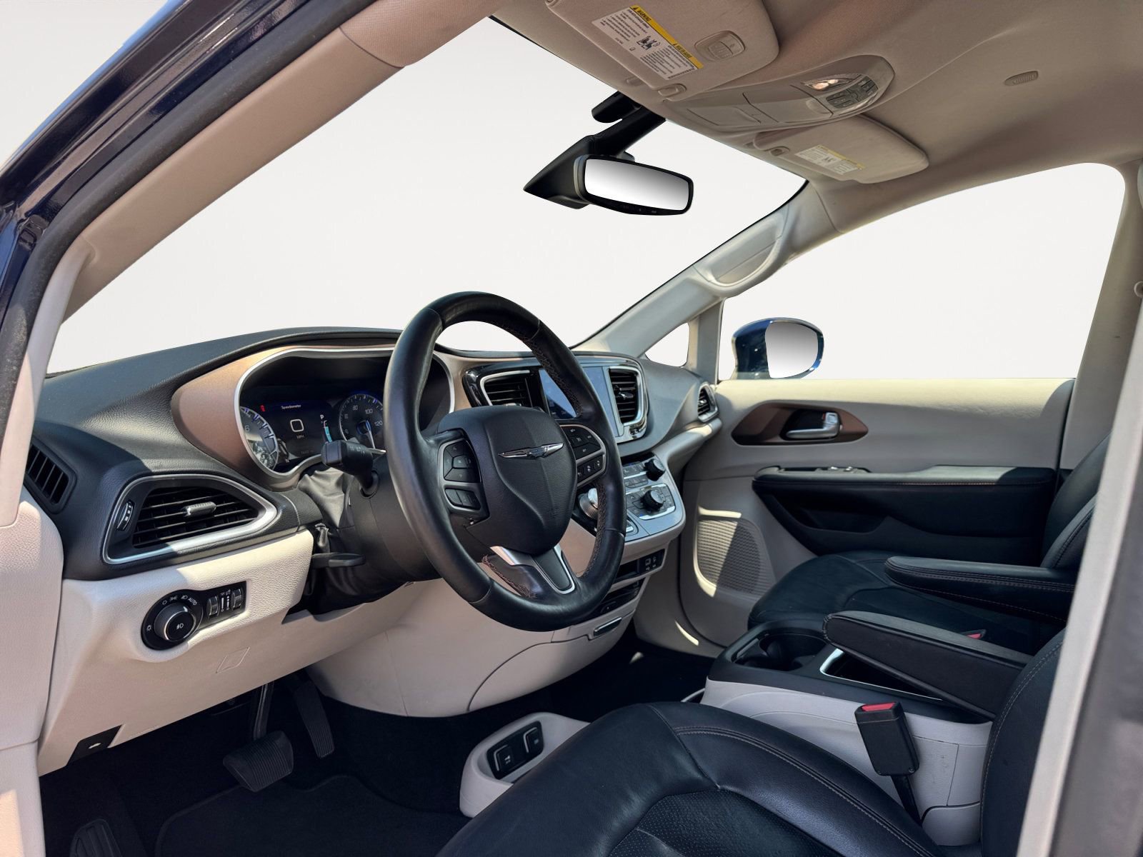 Used 2017 Chrysler Pacifica Touring-L Plus w/ Advanced Safetytec Group FWD image 9