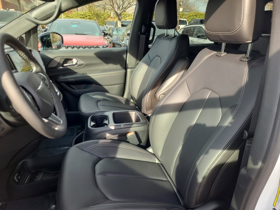 New 2026 Chrysler Pacifica Select image 30