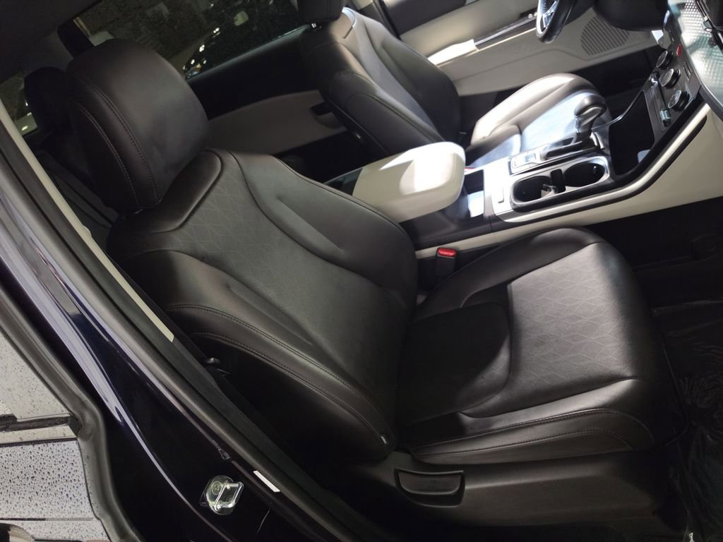 Used 2023 Kia Carnival LX FWD image 25