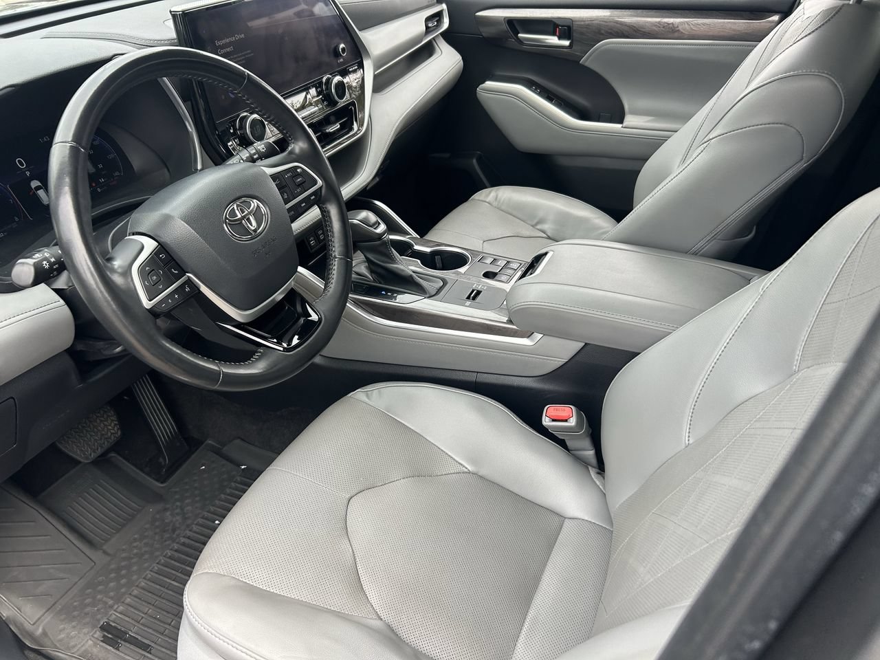 Used 2023 Toyota Highlander Platinum FWD image 32