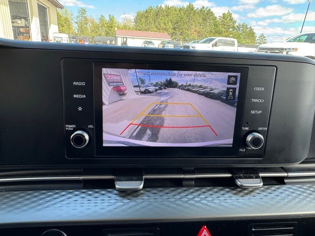 Used 2022 Kia Carnival LX FWD image 19