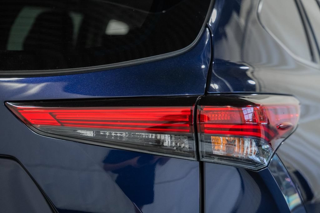 Used 2023 Toyota Highlander LE FWD image 6