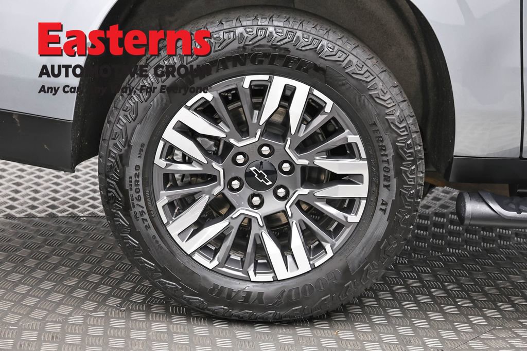 Used 2025 Chevrolet Suburban Z71 image 32