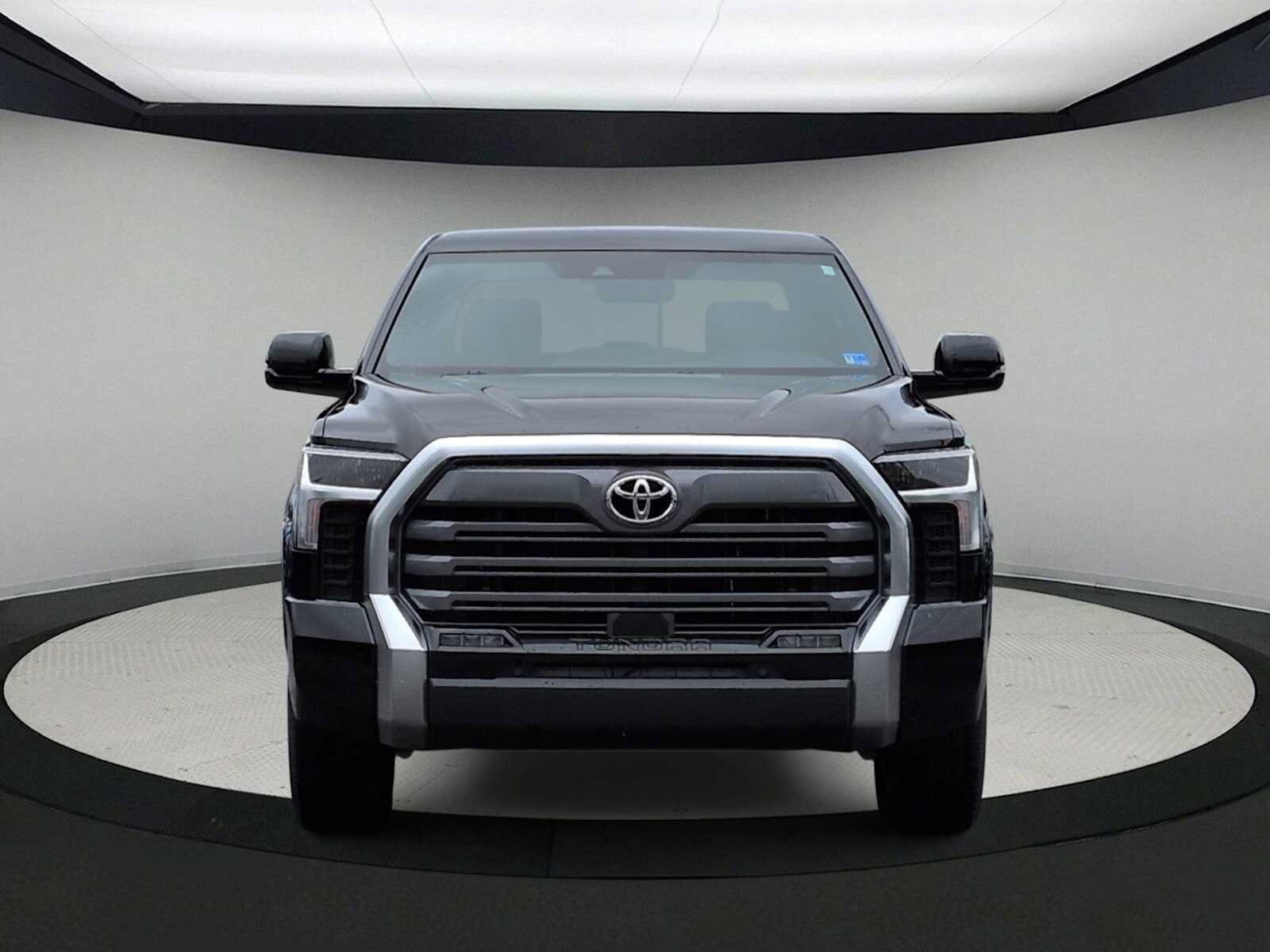 Used 2025 Toyota Tundra Limited AWD/4WD image 3