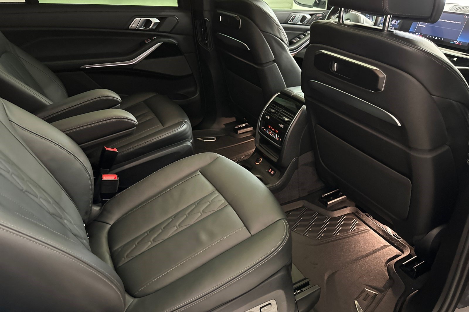 Certified 2025 BMW X7 M60i AWD/4WD image 30