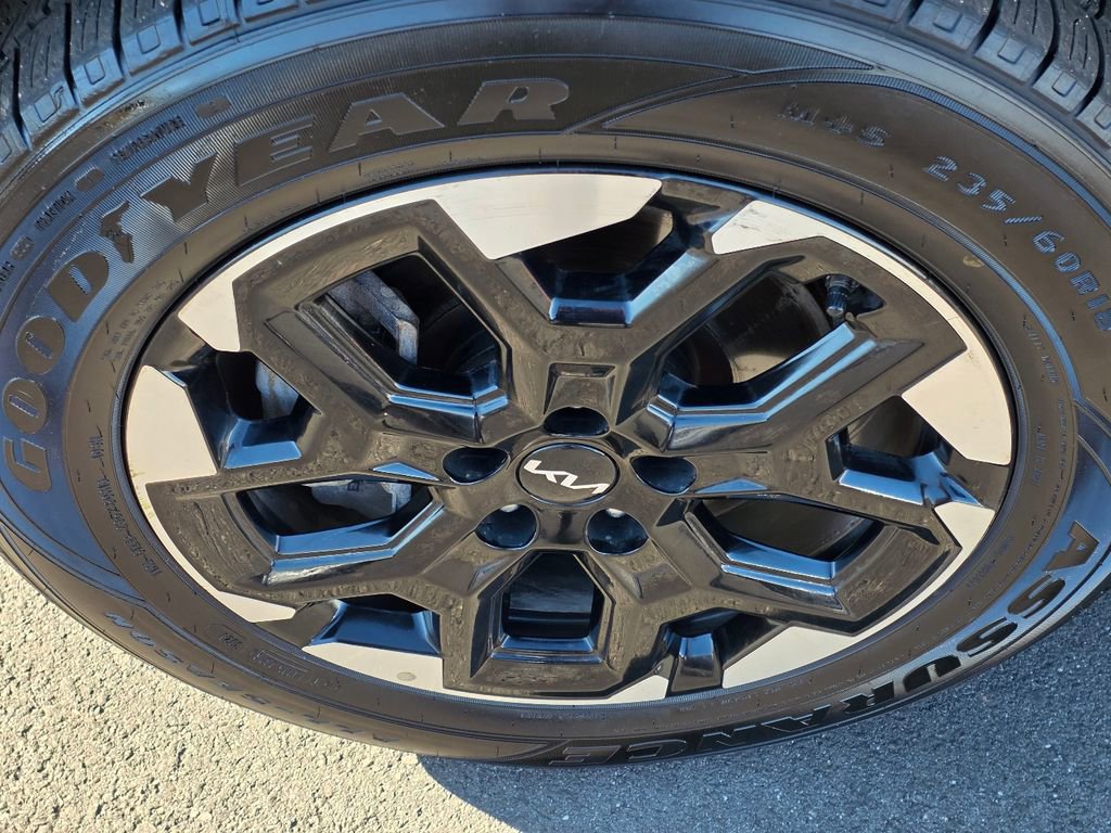 Used 2024 Kia Sorento S image 11