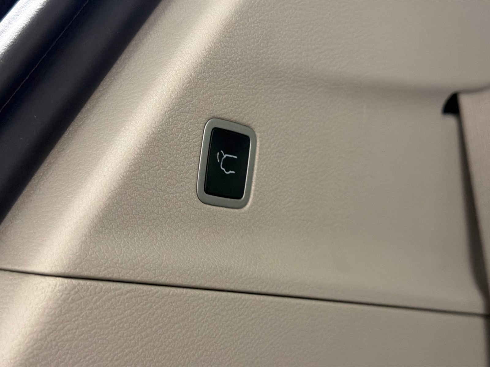 Used 2024 Chrysler Pacifica Touring-L image 9