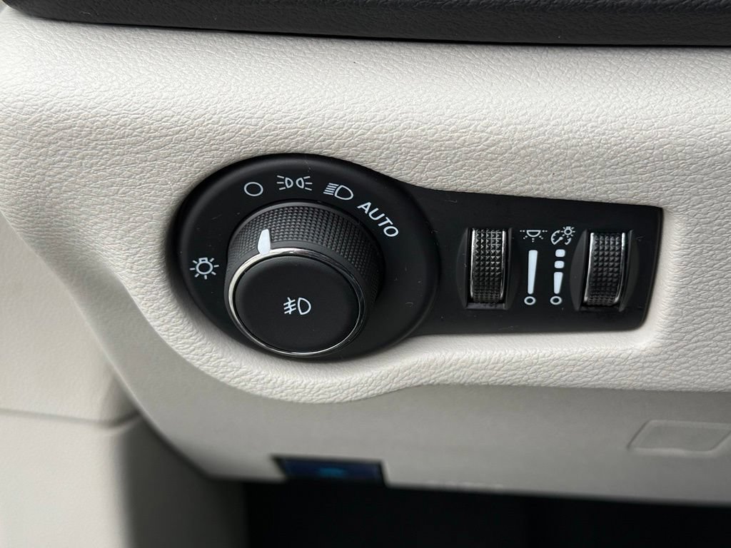 Used 2024 Chrysler Pacifica Touring-L FWD image 24