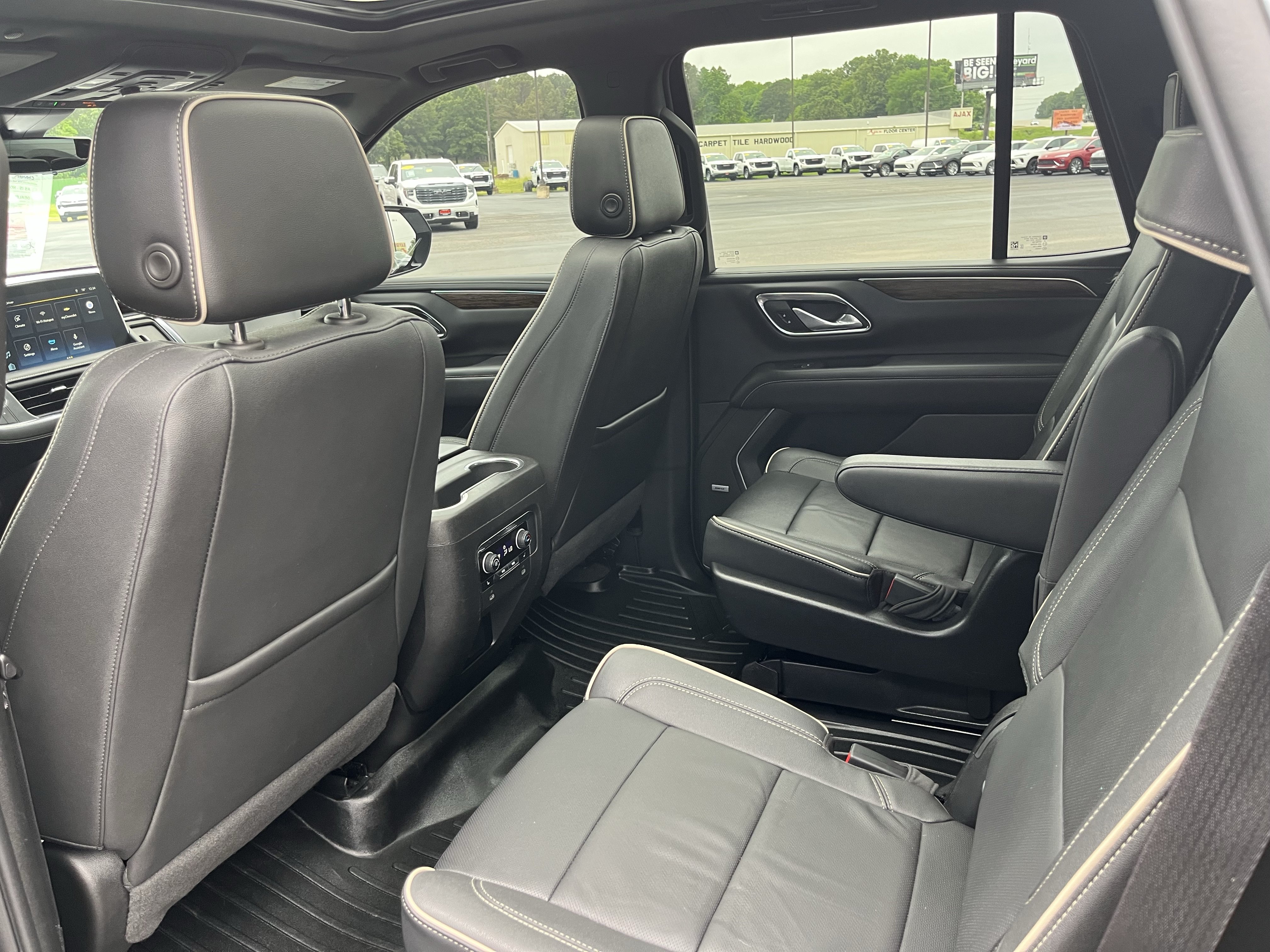 Used 2023 Chevrolet Tahoe Premier w/ Premium Package AWD/4WD image 3