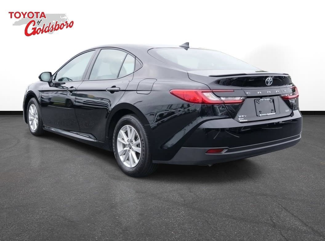 Used 2025 Toyota Camry LE image 7