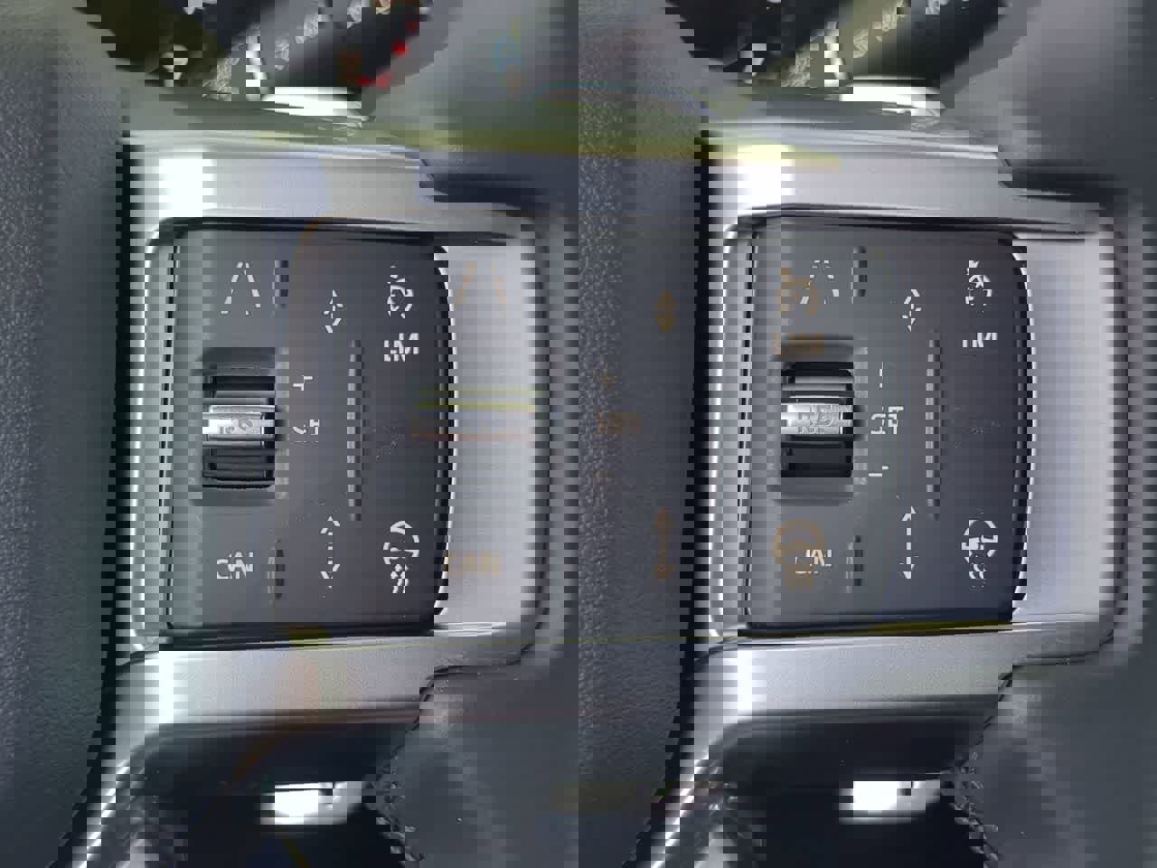 Used 2025 Land Rover Discovery Dynamic SE AWD/4WD image 27