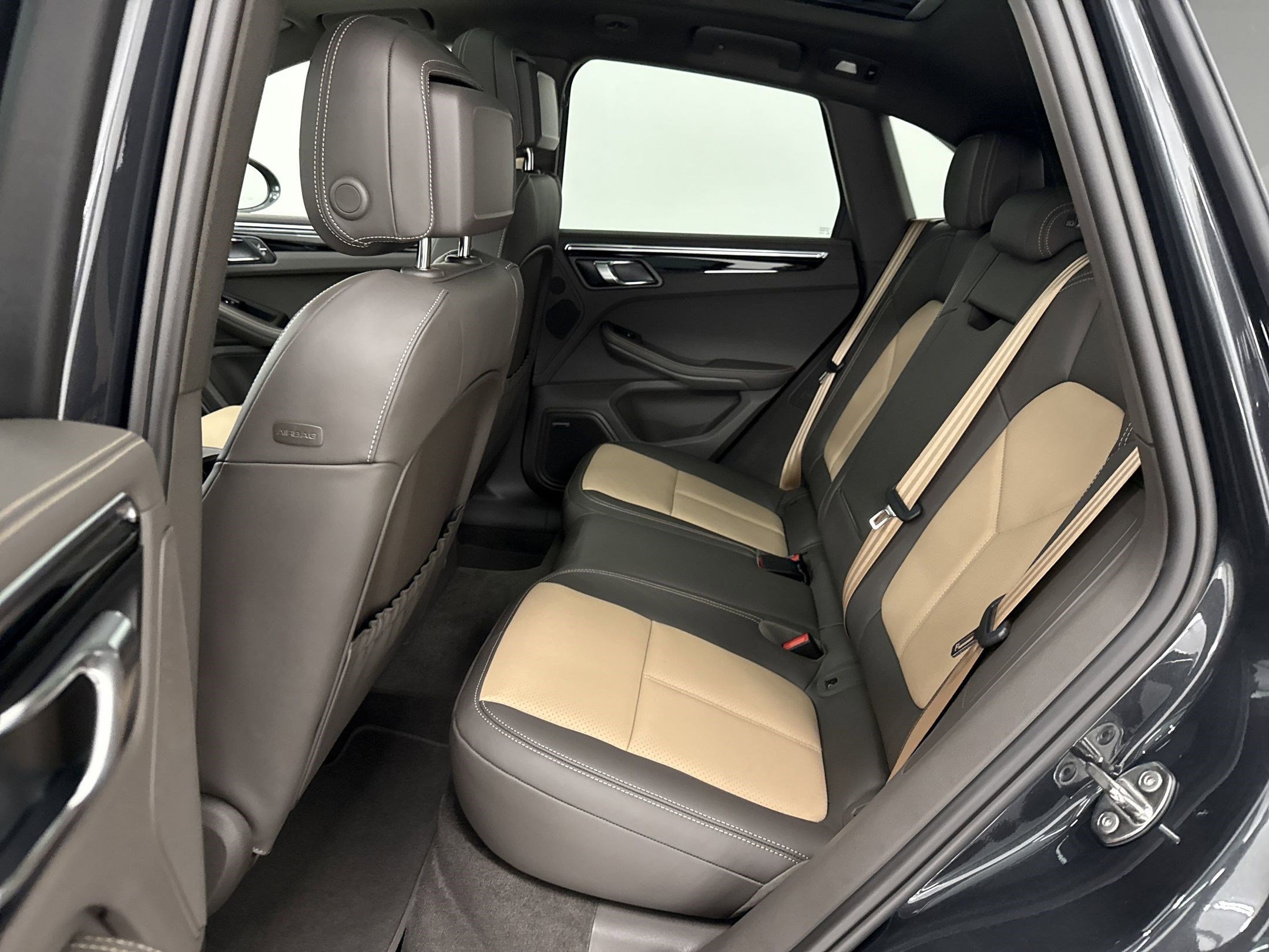 Used 2025 Porsche Macan image 30