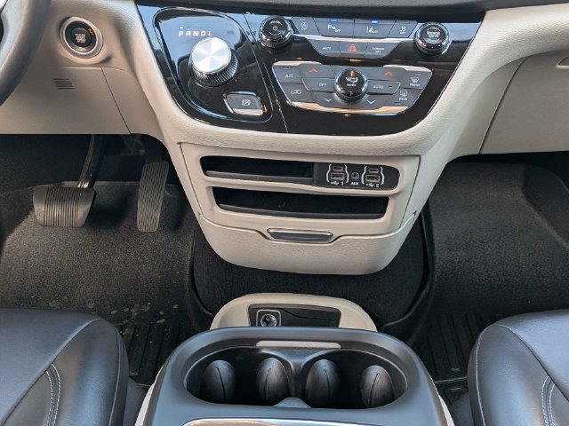 Used 2023 Chrysler Pacifica Touring-L FWD image 20