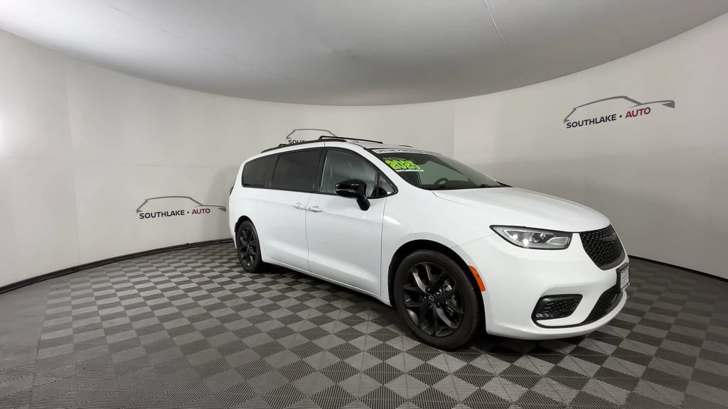 Used 2025 Chrysler Pacifica Limited FWD image 3