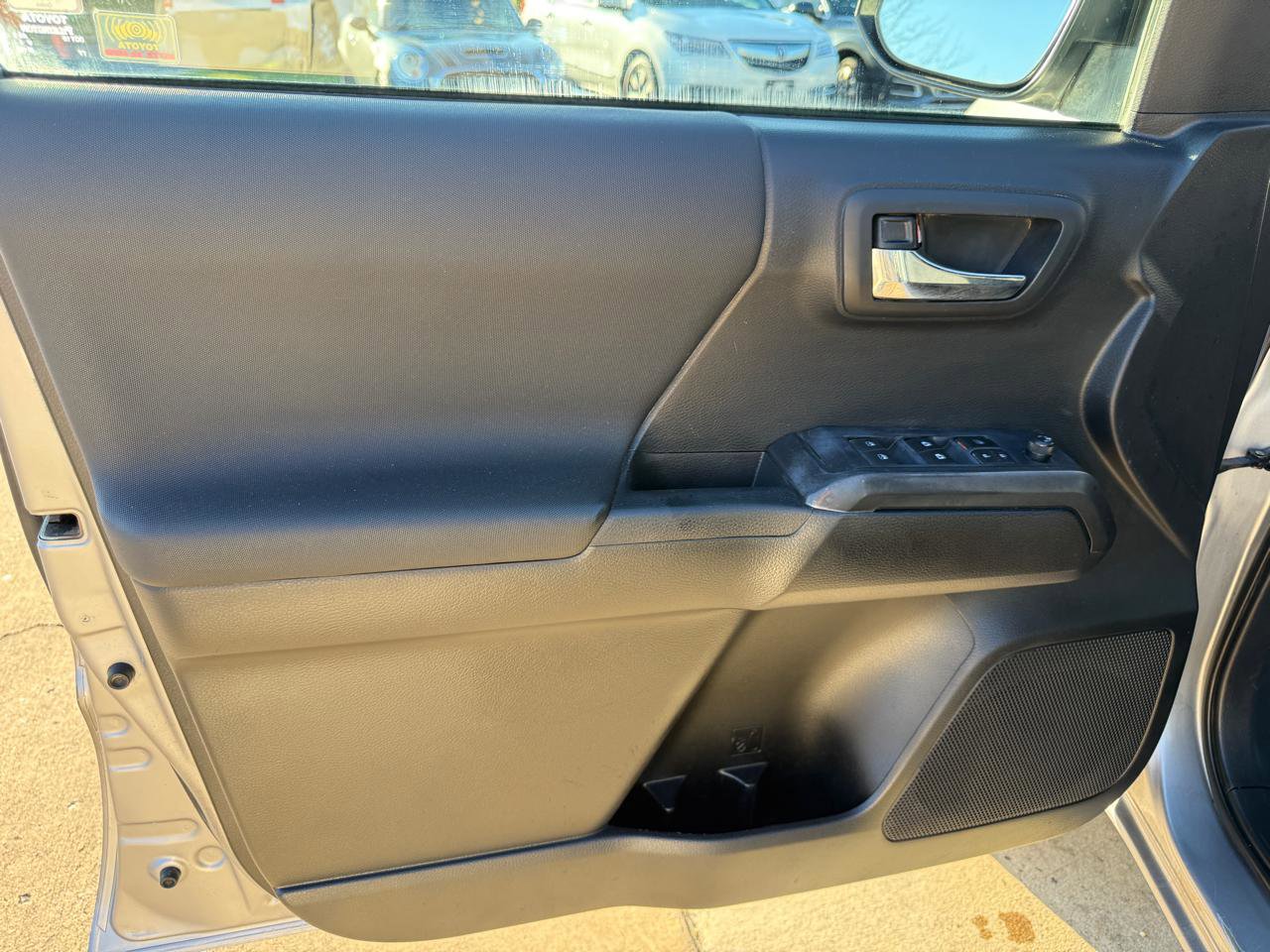 Used 2019 Toyota Tacoma TRD Off-Road w/ Technology Package image 9