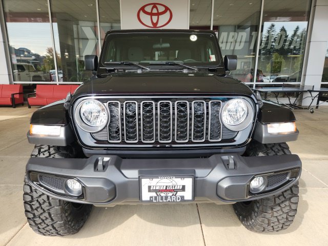 Used 2025 Jeep Gladiator Sport AWD/4WD image 6