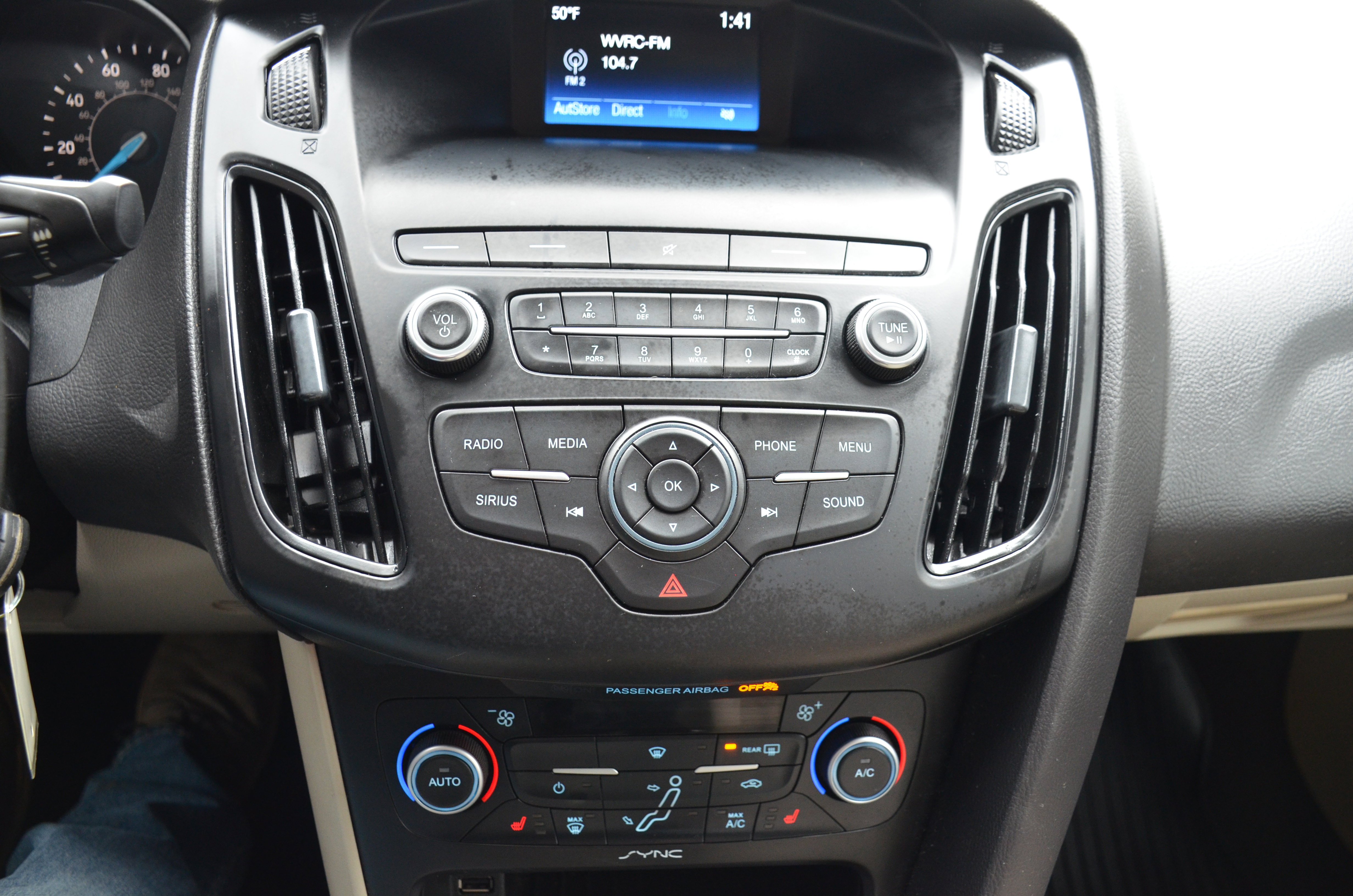 Used 2018 Ford Focus SE w/ SE Appearance Package image 12