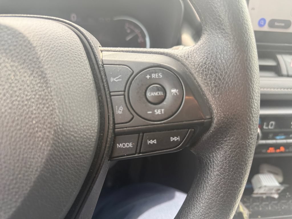 Used 2025 Toyota RAV4 XLE AWD/4WD image 19