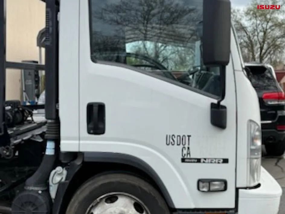 Used 2020 Isuzu NPR image 10