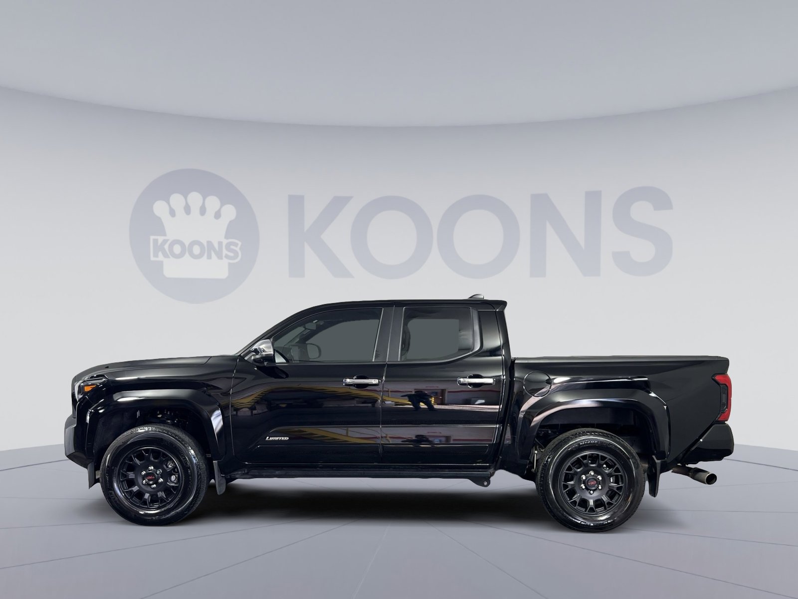 Used 2024 Toyota Tacoma Limited w/ Limited Package (LT) image 2