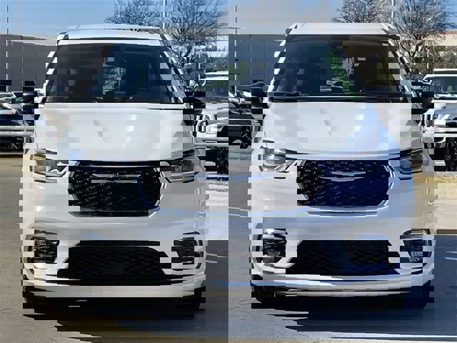 Used 2024 Chrysler Pacifica Touring-L image 6