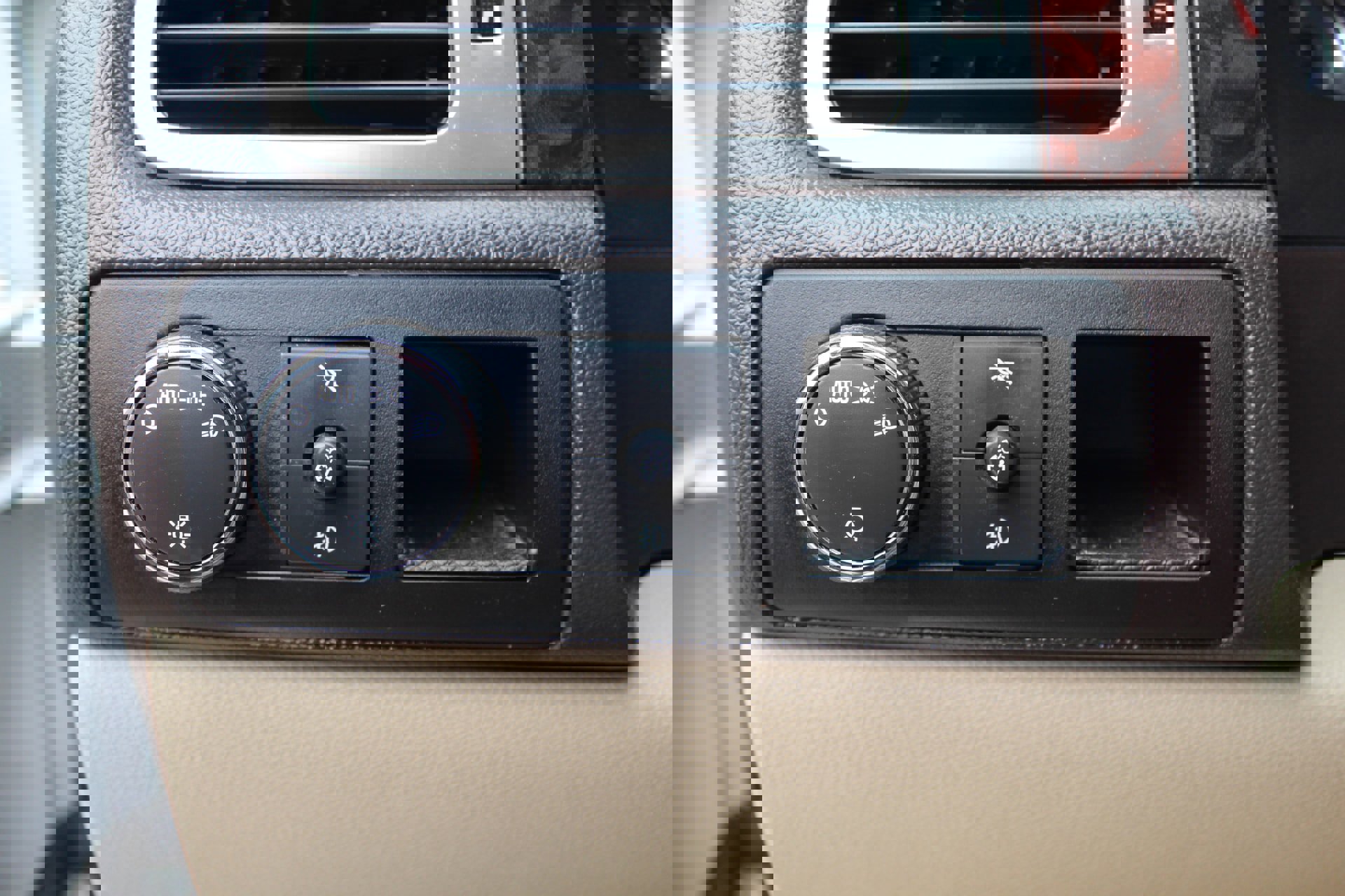 Used 2007 GMC Yukon Denali image 40