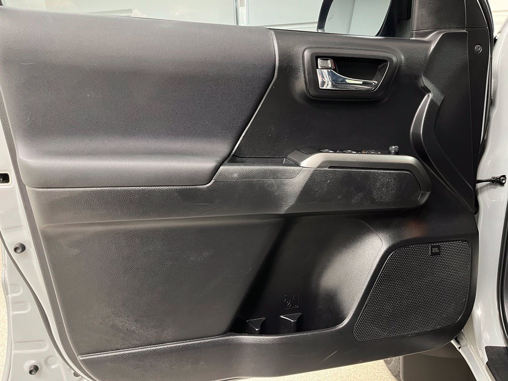 Used 2020 Toyota Tacoma TRD Sport w/ TRD Premium Sport Package AWD/4WD image 20