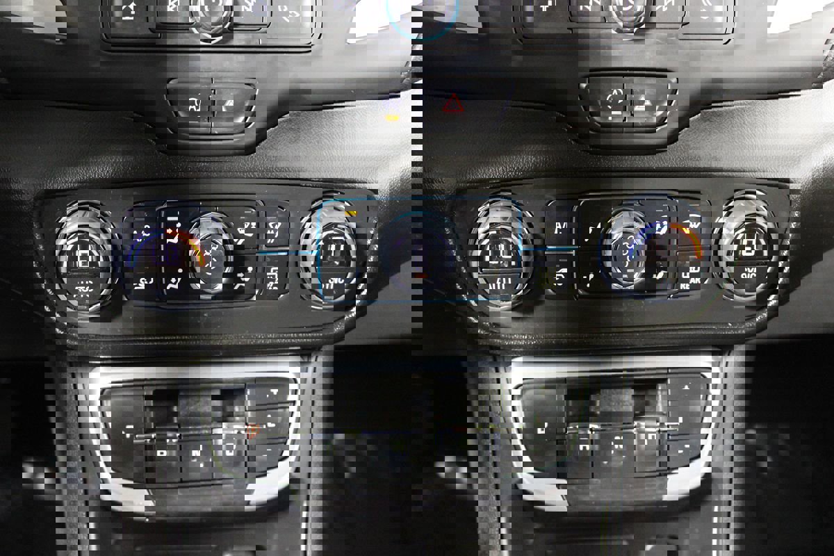 Used 2023 GMC Terrain SLE w/ Driver Convenience Package image 10