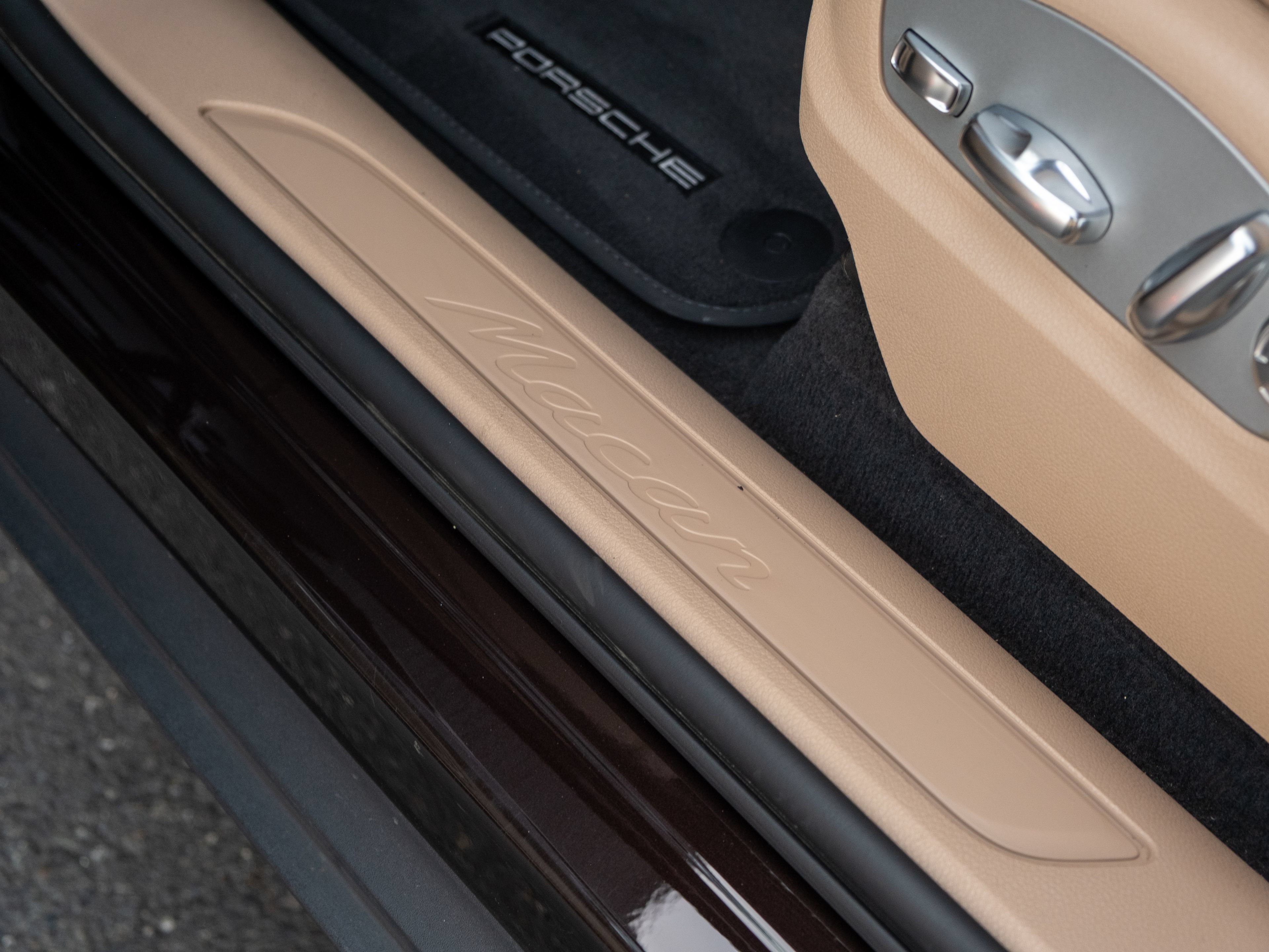Certified 2022 Porsche Macan AWD/4WD image 40