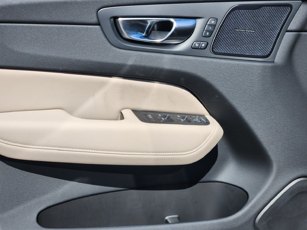 New 2027 Volvo XC60 B5 Plus AWD/4WD image 14