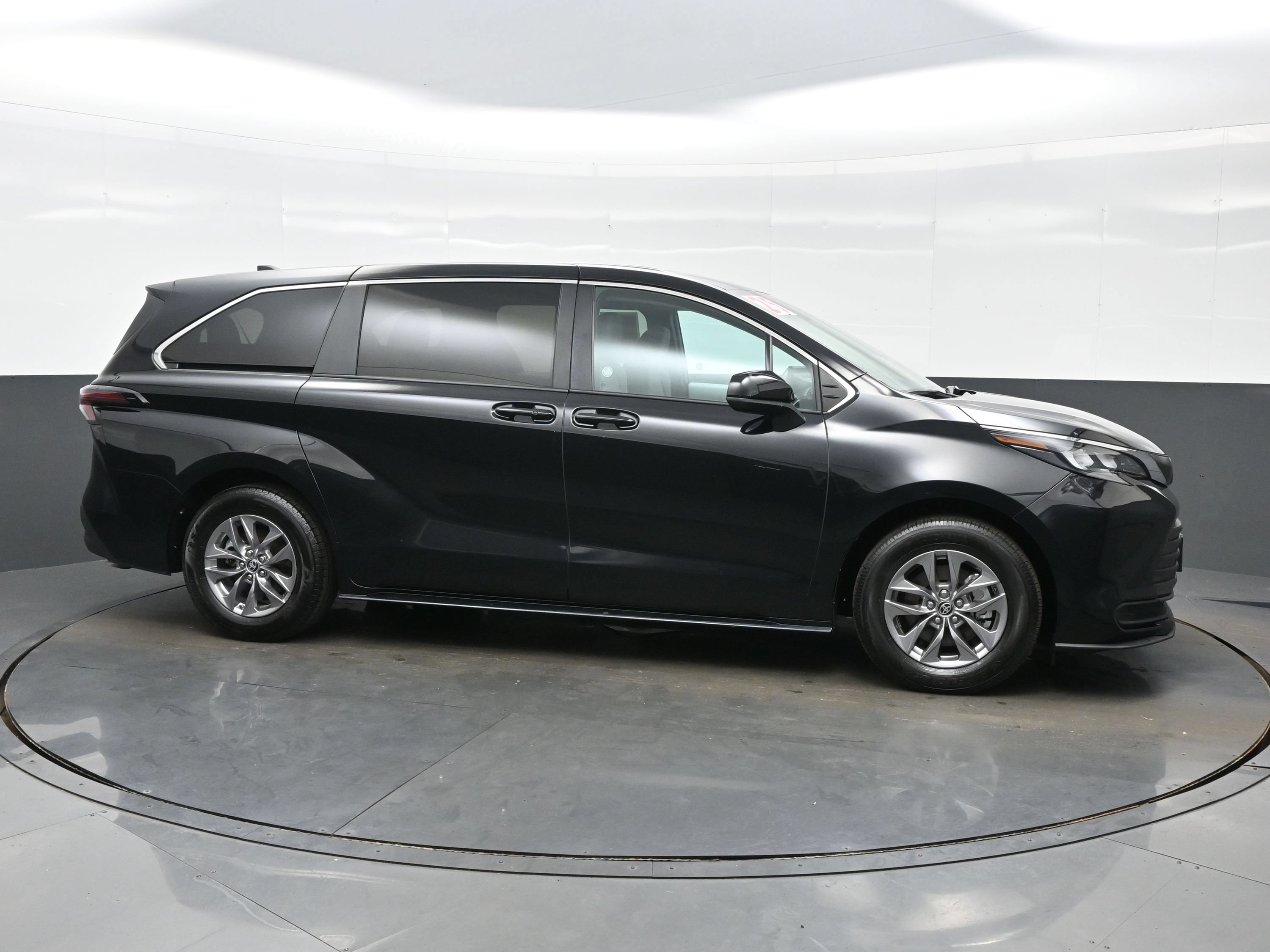 Used 2025 Toyota Sienna LE FWD image 7