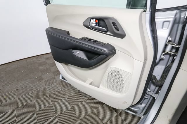 Used 2023 Chrysler Pacifica Touring-L FWD image 38