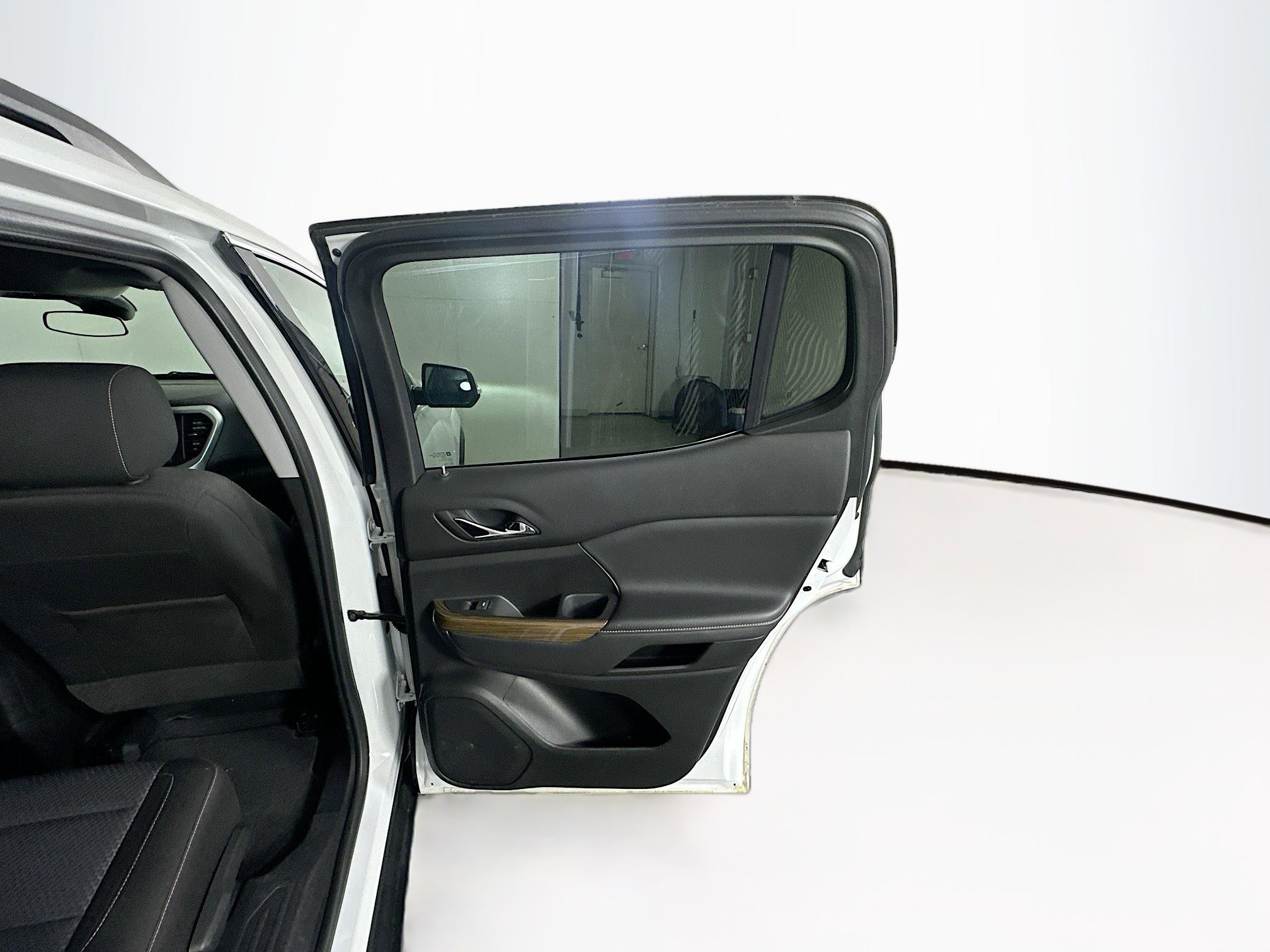 Used 2023 GMC Acadia SLE w/ Driver Convenience Package image 33