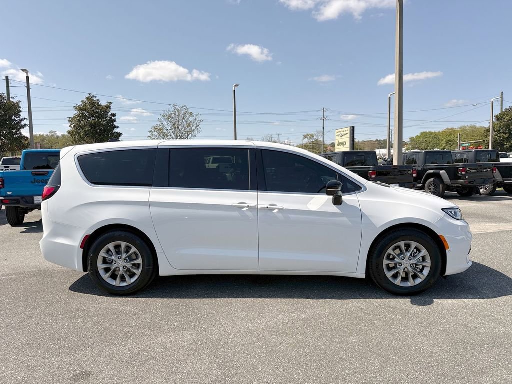 New 2026 Chrysler Pacifica Limited w/ Trailer Tow Group FWD image 2