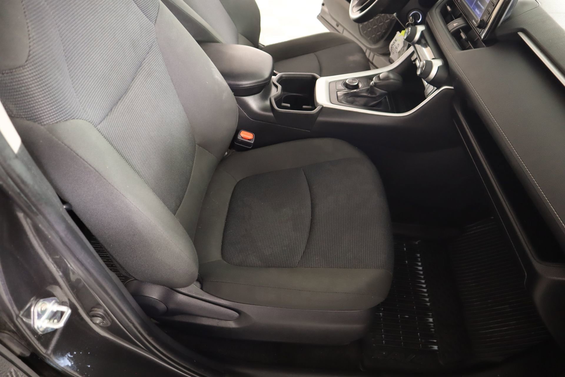 Used 2022 Toyota RAV4 LE image 12