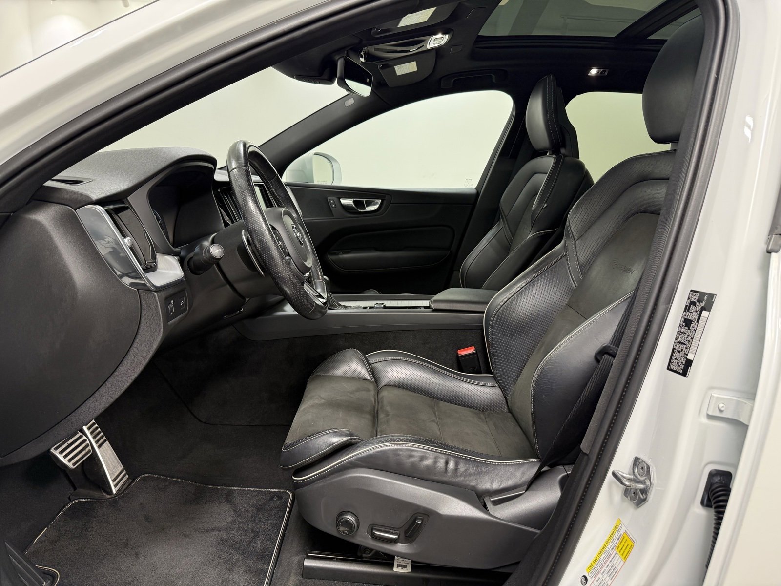 Used 2018 Volvo XC60 T6 R-Design w/ Convenience Package image 13