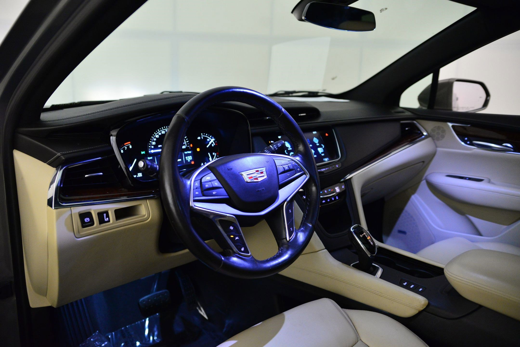 Used 2018 Cadillac XT5 Luxury w/ Driver Awareness Package image 3