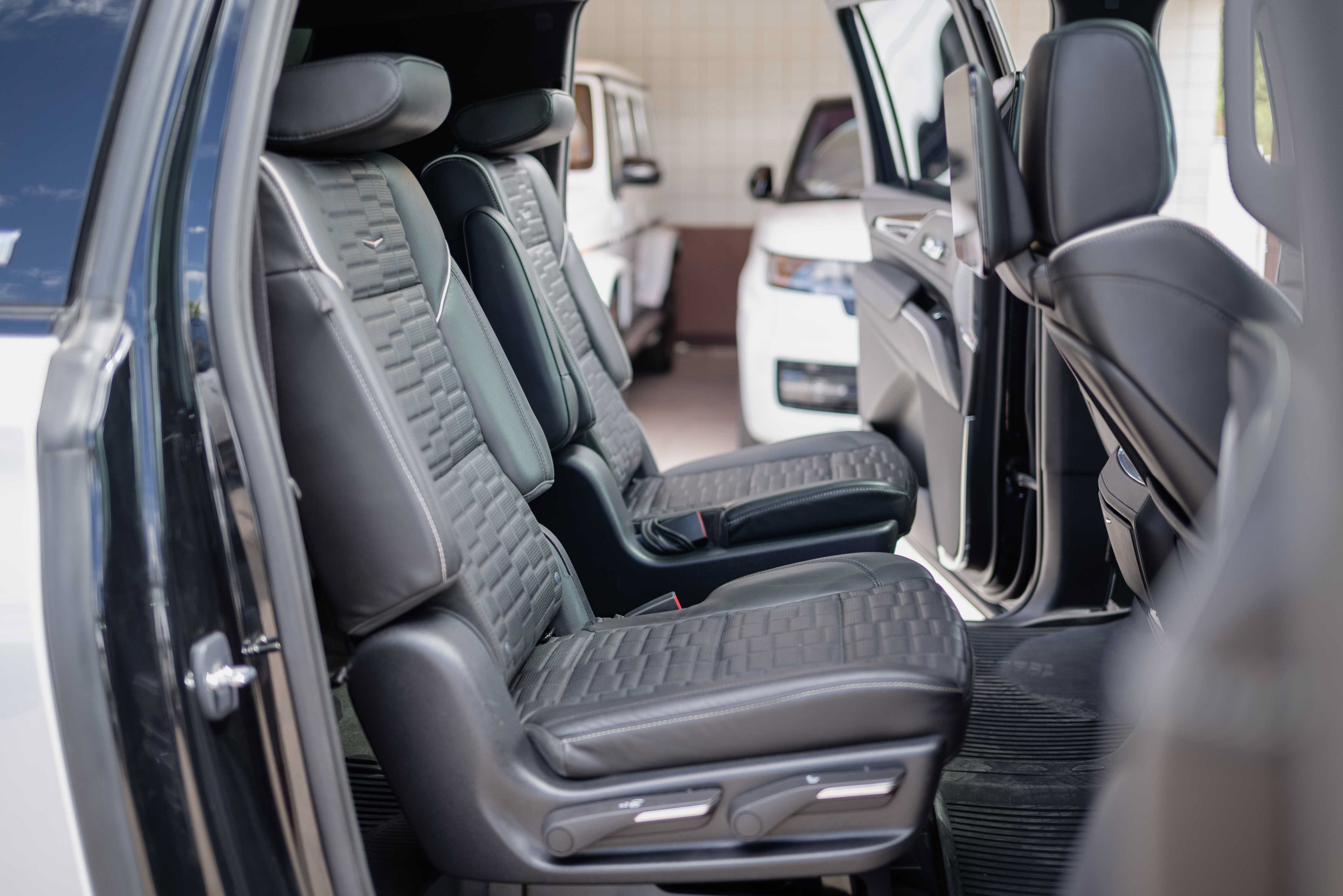 Used 2023 Cadillac Escalade ESV Sport Platinum w/ LPO, ONYX Package AWD/4WD image 15